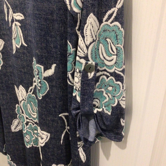 NWT Women’s Floral Mermaid Cove 3/4 Button Roll Up Sleeve Top - Size Small - Picture 4 of 4